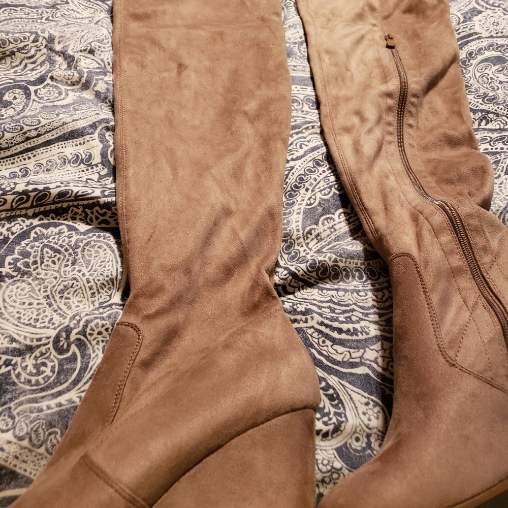 Boots - Picture 4 of 6